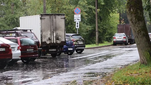 The car goes through a puddle. Video stock 116051181