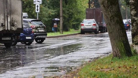 The car goes through a puddle. Video stock 116052117
