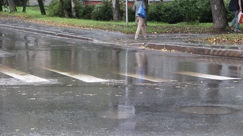 The car goes through a puddle. Video stock 116052214