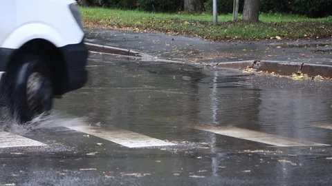 The car goes through a puddle. Video stock 116052352