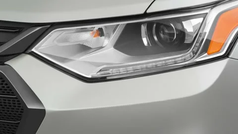 Car headlight close up White Gold 2020 Chevrolet Traverse RS Vídeos de archivo 160084832