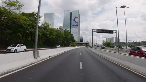 Car on a highway at high speed. Under bridges, with big buildings Vídeo Stock 142979309