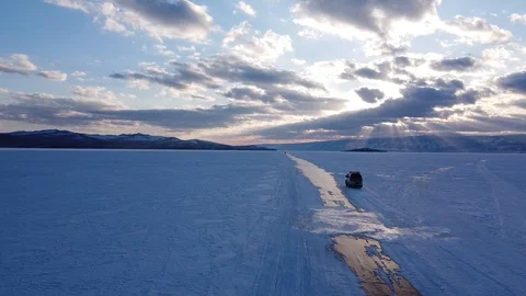 Car on Ice Stockbeeldmateriaal 129607150