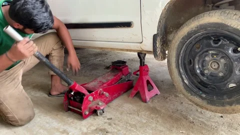 Car jacking up by mechanic Video stock 159243616