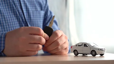 Car key in the hand of the manager. Stockbeeldmateriaal 151856455