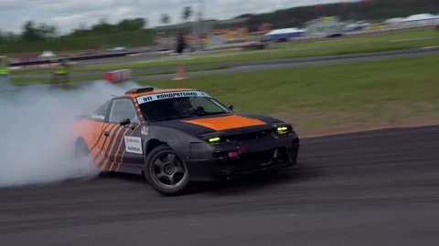 A car with a large inversion of the steering wheel passes in a drift turns. Vidéo 196624242