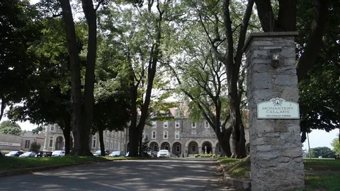 Car Leaves Monastery Vidéo 94256692