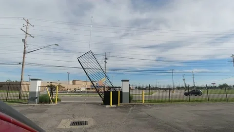 Car leaving storage unit area Vídeos de archivo 133843311