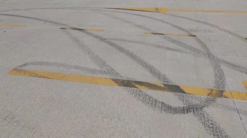 Car leaving tire marks on empty parking lot 库存影片 315358772