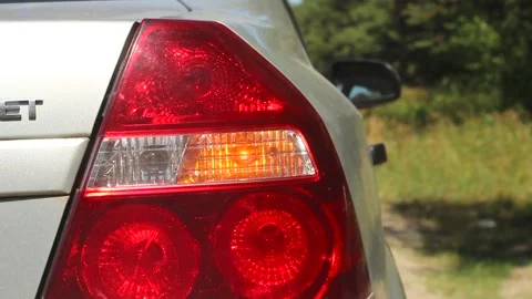 In the car, the left rear direction indicator flashes. Video stock 134120908