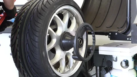 Car mechanic assembles car tires 库存影片 92000814