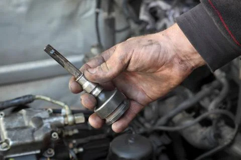 Car mechanic hold spanner socket driver tool  in hand 库存照片