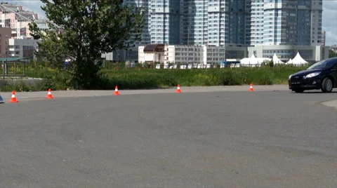 Car in motion on turn Vídeos de archivo 5999921