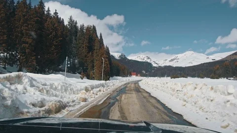 Car on mountain winter road Vídeos de archivo 87228585