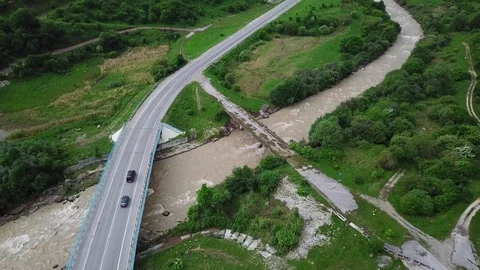 The car moves across the bridge across the mountain river Video stock 101728008