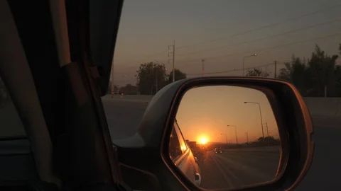 Car moving in mirror Stockbeeldmateriaal 124815203