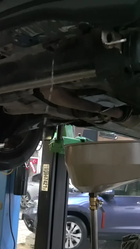 Car Oil Draining 動画素材 279057124