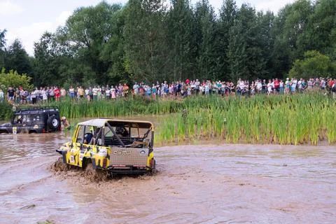 The car overcomes difficult obstacles. Large-scale sports competitions Foto stock
