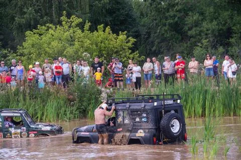 The car overcomes difficult obstacles. Large-scale sports competitions Foto stock