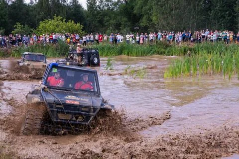 The car overcomes difficult obstacles. Large-scale sports competitions Foto stock