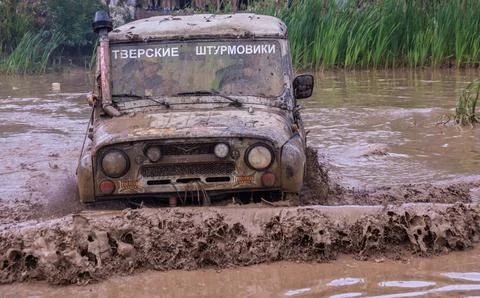 The car overcomes difficult obstacles. Large-scale sports competitions Foto stock