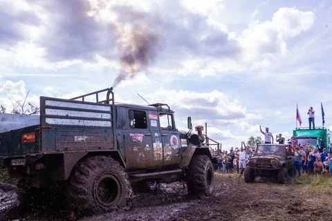 The car overcomes difficult obstacles. Large-scale sports competitions Foto stock