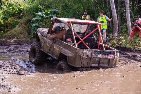 The car overcomes difficult obstacles. Large-scale sports competitions Foto stock