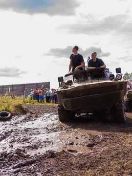 The car overcomes difficult obstacles. Large-scale sports competitions Foto stock