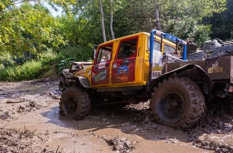 The car overcomes difficult obstacles. Large-scale sports competitions Foto stock