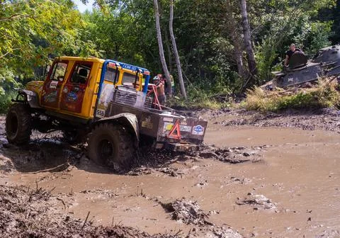 The car overcomes difficult obstacles. Large-scale sports competitions Foto stock