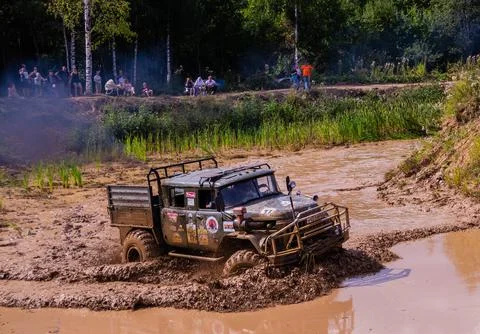 The car overcomes difficult obstacles. Large-scale sports competitions Foto stock
