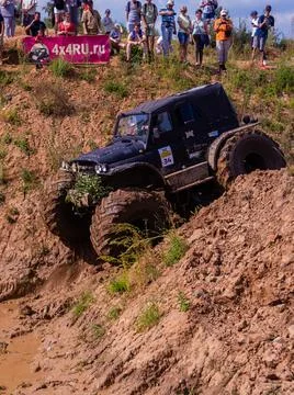 The car overcomes difficult obstacles. Large-scale sports competitions Foto stock