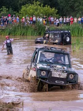 The car overcomes difficult obstacles. Large-scale sports competitions Foto stock