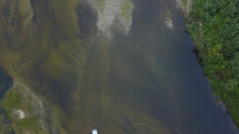 The car overcomes the ford. roll on the river. Video stock 101816137