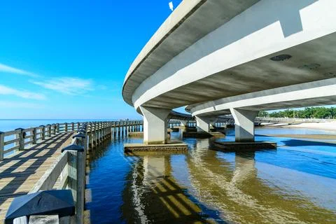 Car Overpass over Sandy Beach, The Loop at Biloxi Beach. Mississippi, USA Fotos Stock
