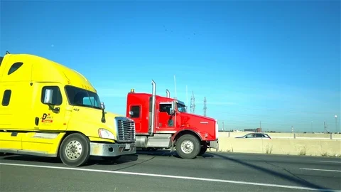 Car overtaking trucks Video stock 118908120