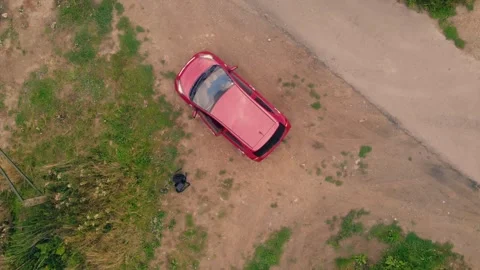 Car parked on mud track in middle of nowhere 库存影片 321297093