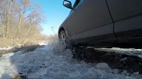 Car passes close to the camera. Slow motion. 库存影片 59991294