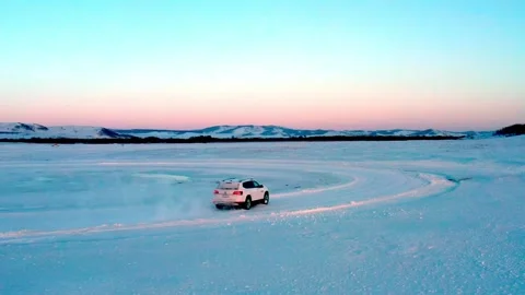 Car Performing a Controlled Circle on Snow and Ice Vídeo Stock 344955631