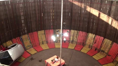 A car performs on a vertical circular track during the festival. Vídeo Stock 262545588