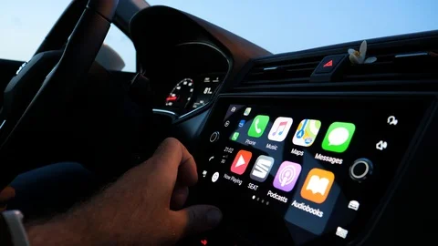 Car play driving Apple Computers modern car dashboard computer Vidéo 90757714