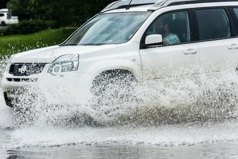 Car in a pool of water with splashes Foto stock