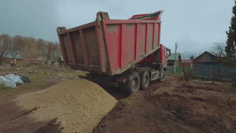 The car pours out sand, unloading sand, quarry sand is unloaded Vídeo Stock 333842976