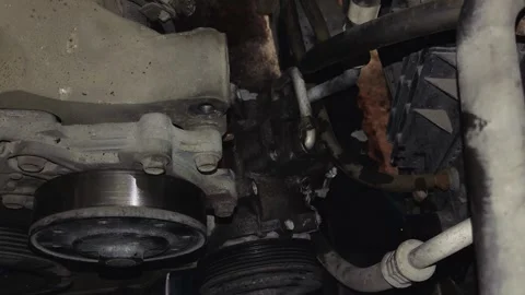 A car power steering pump or air conditioning compressor Vídeo Stock 339493206