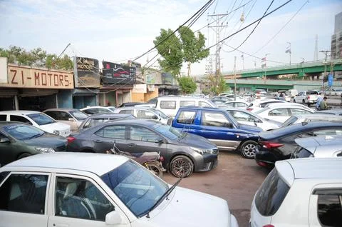 Car prices in Pakistan expected to decrease after latest IMF Relief, Hyderabad - Stock Photos