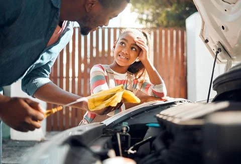 Car problem, child and dad working as a mechanic while teaching daughter to Stockfoto's