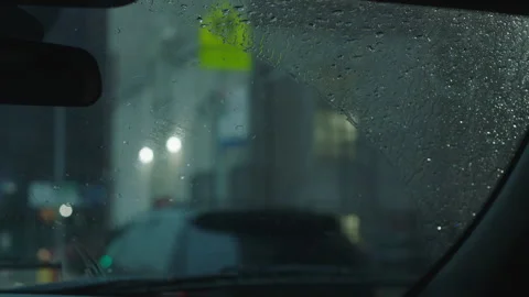 Car pulling through a street of parked cars on the lower east side nyc Vídeos de archivo 251223239