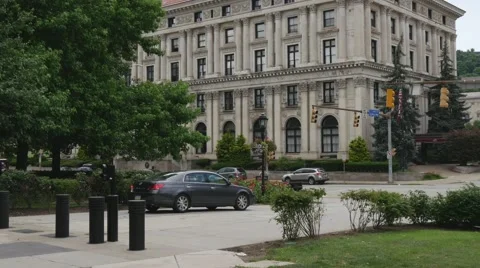 Car pulls into traffic 動画素材 40050512