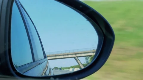 Car reflection in right side rear view mirror during driving Video stock 109132093