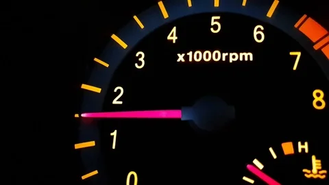 Car revving it's internal combustion gasoline engine up to 3000rpm with Vídeos de archivo 123787997